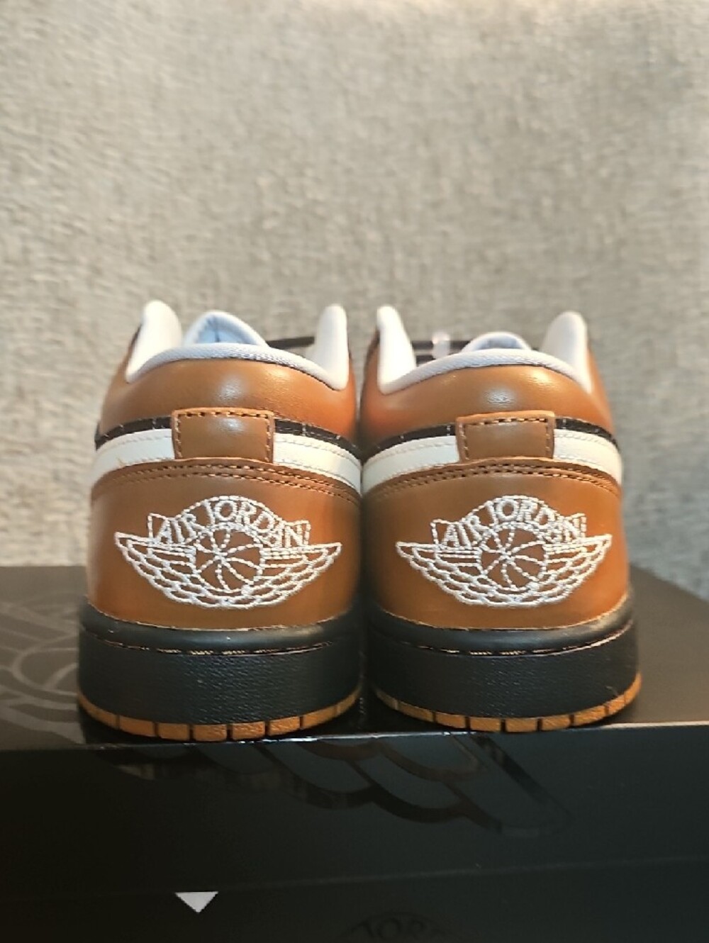 Air Jordan 1 Low SE - Picture 4 of 10
